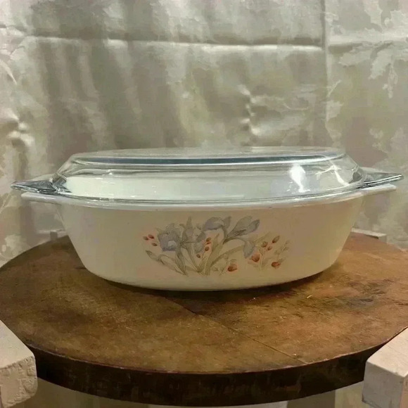 *Vintage* 1980s Pyrex England Blue Iris & Country Autumn  covered dish. - Picture 1 of 7